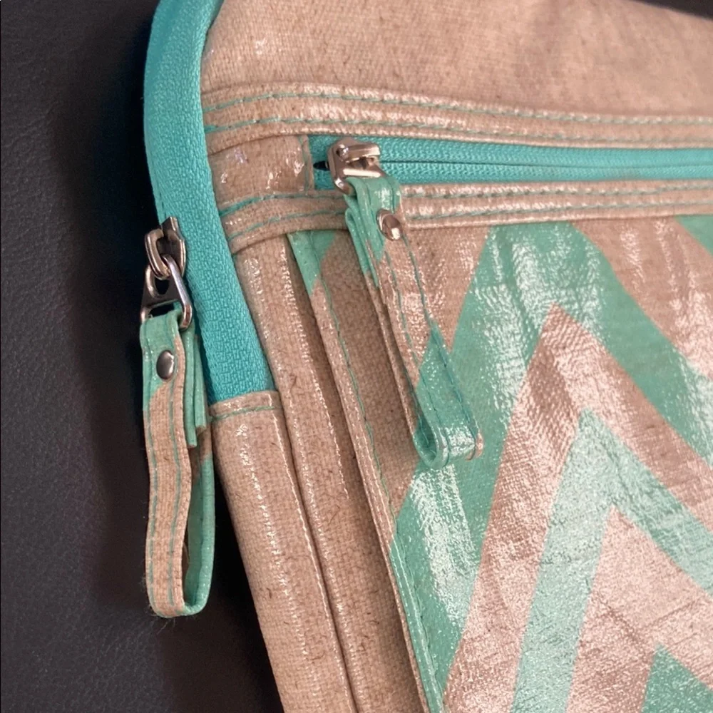 Chevron Patterned Laptop/Tablet Sleeve in great condition.